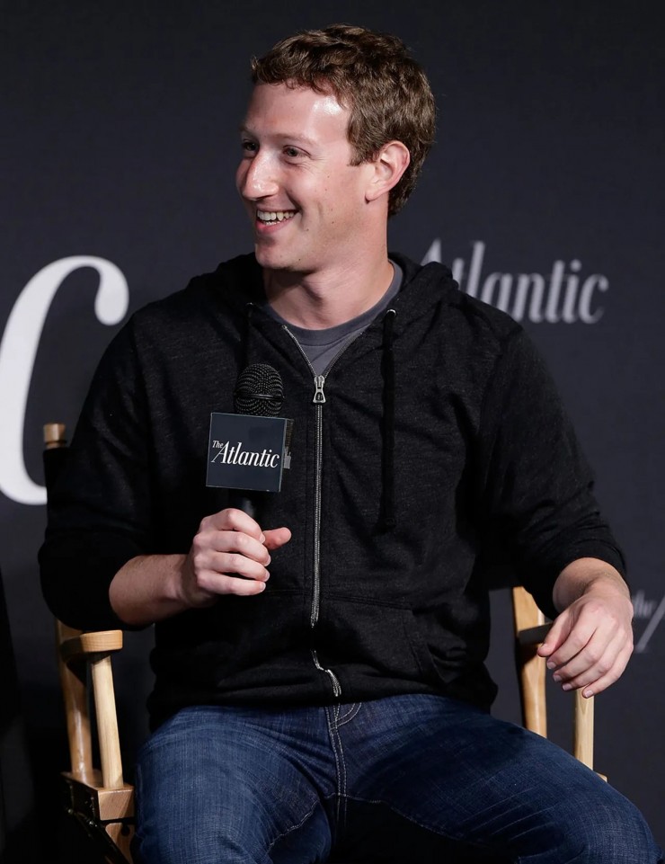 Sau này, Zuckerberg trở nên nổi tiếng với áo phông xám và áo nỉ có mũ (hoodie) hoặc kéo khóa. Màu sắc quần jeans có thể thay đổi từ đậm đến nhạt nhưng ông luôn phối với áo hoodie và một đôi giày thể thao thoải mái. Trong một phiên hỏi đáp năm 2024, CEO Facebook nói muốn đưa ra ít lựa chọn nhất có thể trong cuộc sống, ngoại trừ việc làm thế nào để phục vụ tốt nhất cộng đồng người dùng. “Tôi cảm thấy như đang không làm việc nếu dành bất kỳ năng lượng nào vào những thứ ngớ ngẩn hoặc phù phiếm”, ông chia sẻ.