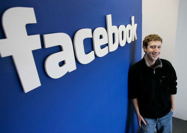 Zuckerberg bỏ đại học Harvard để toàn tâm toàn ý cho Facebook vào năm 2005. “Giao diện” của ông lúc đó không khác nào một sinh viên đang lên giảng đường. Trong bức ảnh này, Zuckerberg phối áo thun kéo khóa với quần jeans xanh. Bộ trang phục nhẹ nhàng có vẻ không phù hợp với tính cách nóng nảy thời ấy của ông.