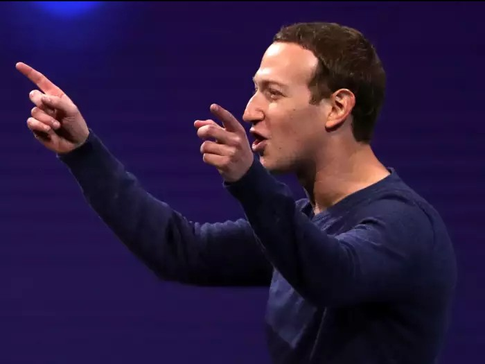 Khoảng năm 2018, phong cách của Zuckerberg bắt đầu khác đi, phản ánh mức độ giàu có ngày càng tăng. Theo Forbes, tài sản ròng năm đó của ông vào khoảng 71 tỷ USD. Thay vì áo phông và hoodie cơ bản, ông bắt đầu diện áo len lông cừu đắt tiền và kết hợp với những chiếc quần jeans tôn dáng hơn.