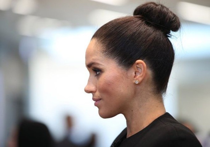 Kiểu tóc búi chặt giống của Meghan Markle khiến sợi tóc bị kéo căng, dễ làm tổn thương nang tóc, dẫn đến gãy rụng.