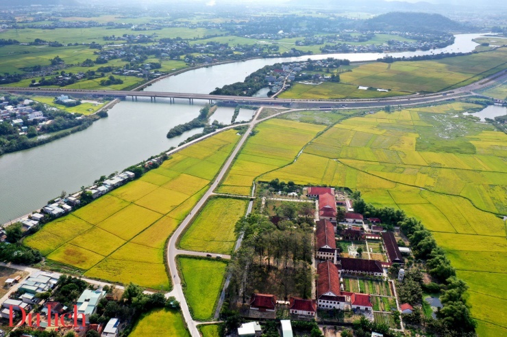 Cách trung tâm TP Quy Nhơn(Bình Định) hơn 10 km về phía Đông Bắc, Tiểu chủng viện Làng Sông là điểm tham quan lý tưởng khi du khách đặt chân đến miền đất Või, trời Văn.