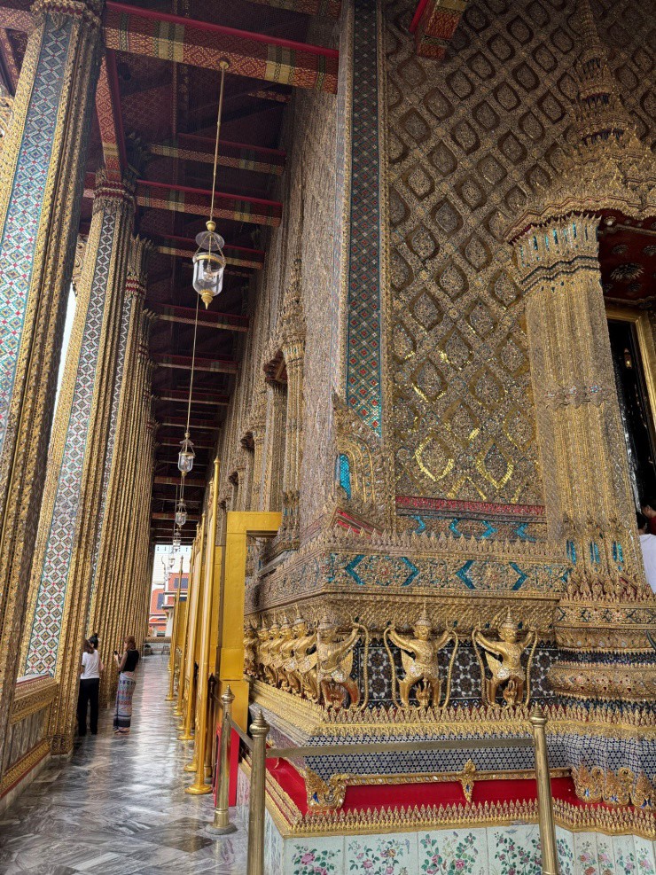 Ghé thăm cung điện Thái, ngất ngây bảo tháp dát vàng, tượng phật bằng ngọc quý