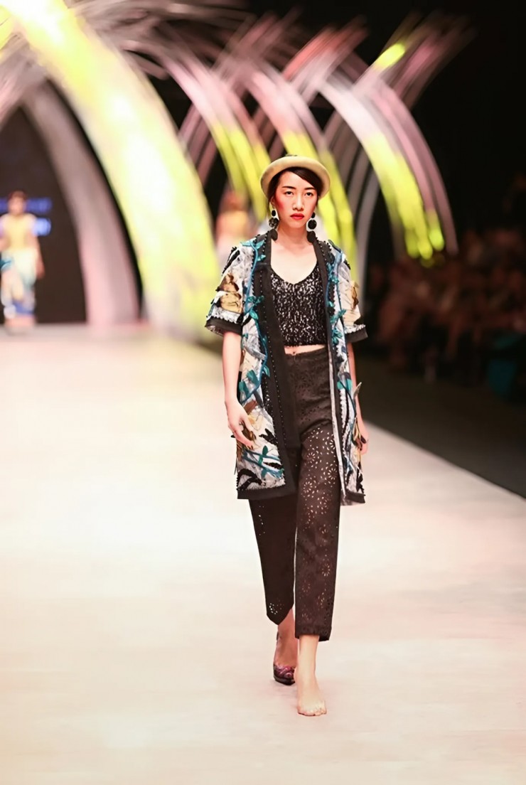 Cách Thanh Hằng và sao Việt xử lý sự cố rơi giày lúc catwalk - 7