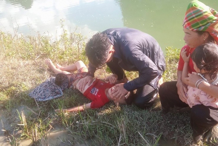 Chiến sĩ công an cứu 2 cháu bé chới với giữa lòng hồ thủy điện