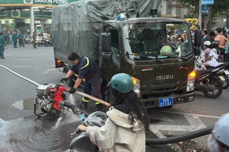 Đám cháy cạnh 1 cửa hàng bán xăng nên công tác chữa cháy được triển khai rất khẩn trương.