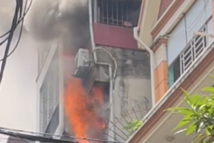 Hàng xóm phá cửa cứu tài sản trong ngôi nhà 5 tầng bốc cháy