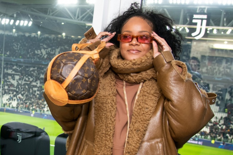 Ngoài Gucci và Dior, Rihanna yêu thích các thiết kế vintage của Louis Vuitton. Tại UEFA Champions League năm 2019, cô gây chú ý với túi hình trái bóng của nhà mốt Pháp. Thiết kế thuộc phiên bản giới hạn, được sản xuất để kỷ niệm World Cup 1998, phần thân túi có thể bơm khí phồng. Ảnh: W Magazine