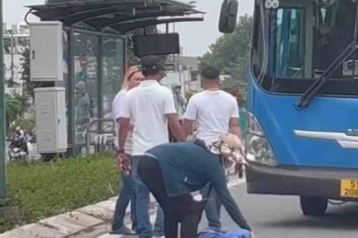 TP Thủ Đức: Tài xế xe buýt bị nhóm người đi ô tô đánh gãy răng