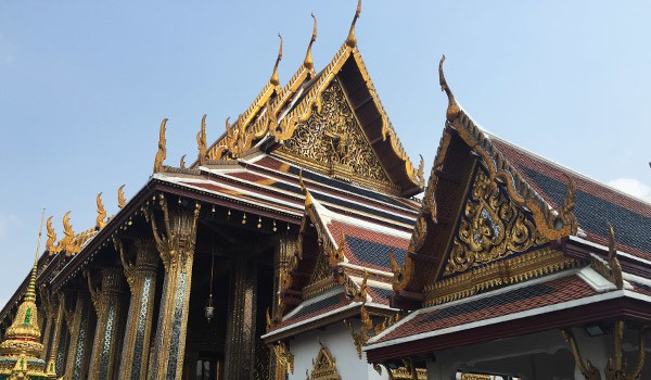 Ghé thăm cung điện Thái, ngất ngây bảo tháp dát vàng, tượng phật bằng ngọc quý