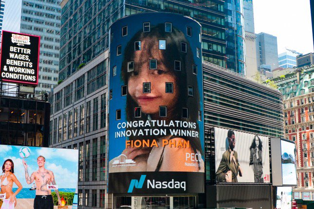 Nga được vinh danh trên toà NASDAQ giữa Quảng trường Thời đại (Times Square) - New York, Mỹ.