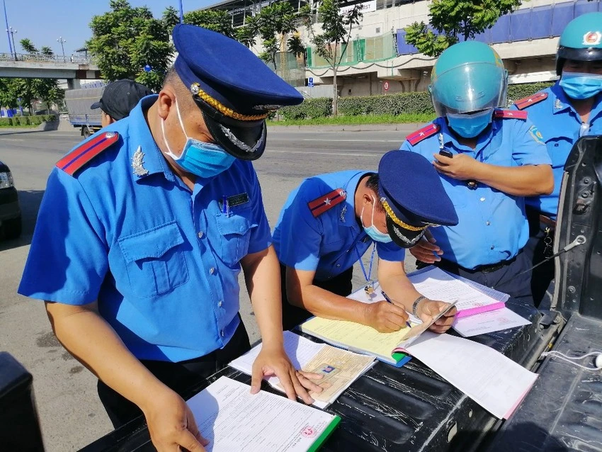 Bộ Công an được giao nghiên cứu tăng mức phạt với các lỗi vi phạm giao thông cố ý như đón trả khách không đúng quy định, chở quá số người... Ảnh: PLO