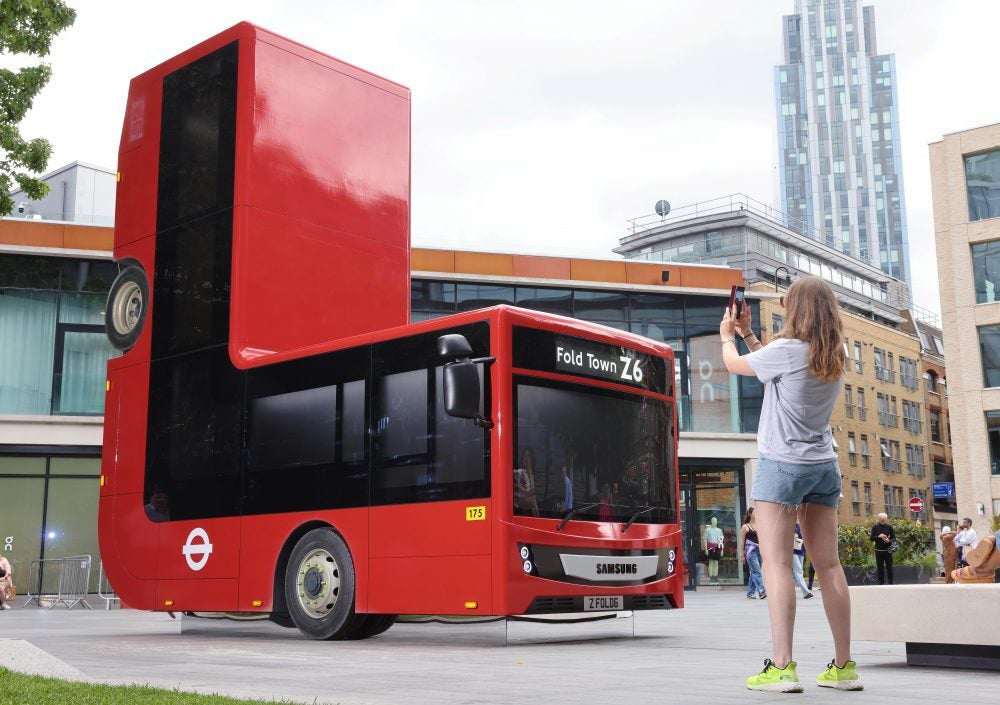 Xe bus London gấp, lấy cảm hứng từ thiết kế smarthone màn hình gập của Samsung.