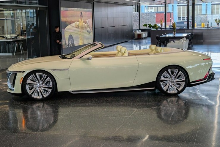Cadillac giới thiệu mẫu xe điện mui trần độc lạ