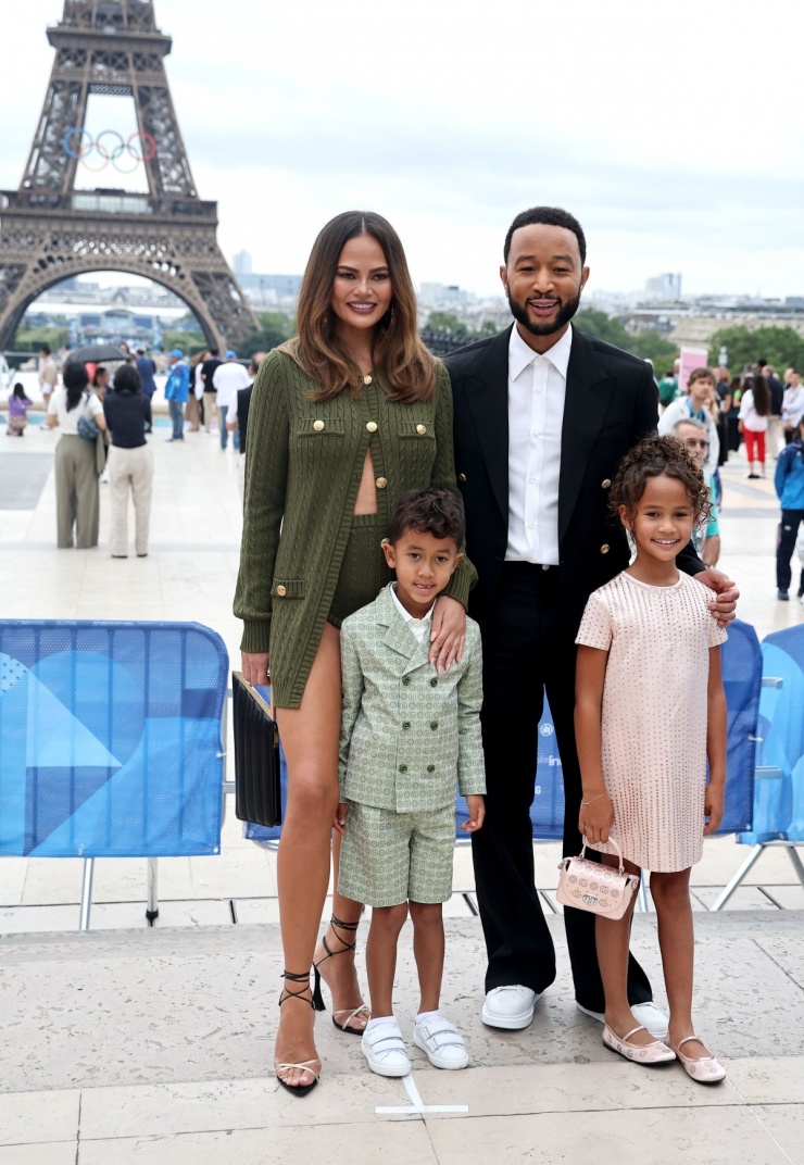 Người mẫu Chrissy Teigen diện bộ đồ len của Chloé, đi cùng chồng - ca sĩ John Legend - và hai con Miles, Luna. Ảnh: EPA-EFE