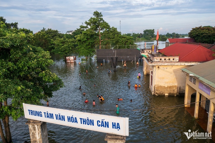 Trong các ngày 25,26,27/7, nơi đây ngập chìm trong biển nước mênh mông. Hình ảnh tại Trung tâm Văn hóa thôn Cấn Hạ chiều 25/7. Ảnh: Phạm Quốc Dũng