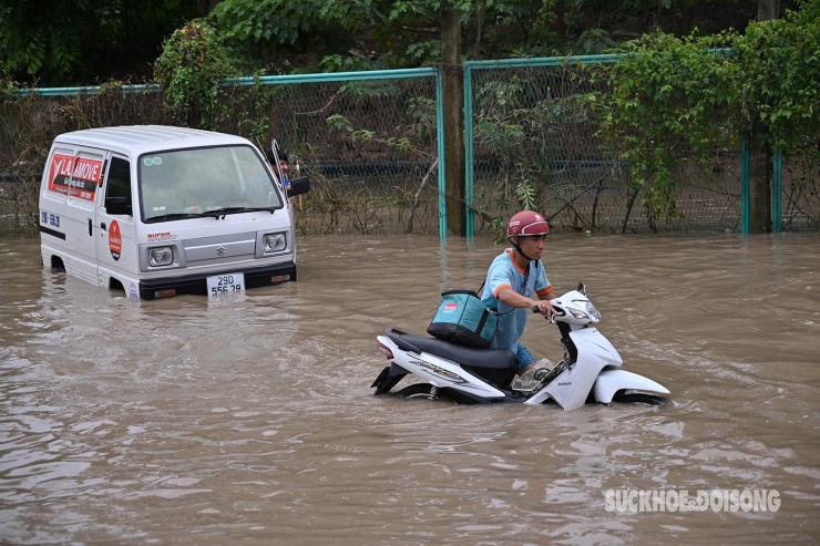 Mực nước cao, ngập hết cả bánh xe máy, ô tô.