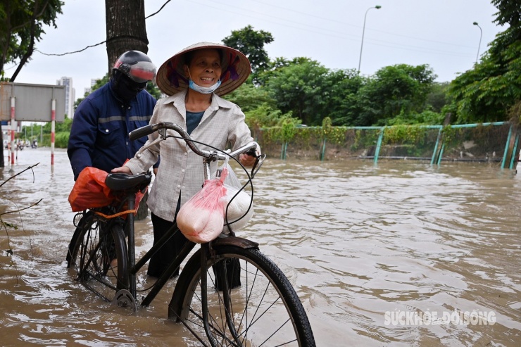 Người dân sinh sống nơi đây cho biết, quãng đường bị ngập này đã kéo dài 5 ngày nay, nước rút rất chậm.