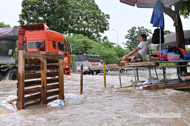 Đại lộ Thăng Long ngập sâu đã 5 ngày, nhiều xe chết máy - 5