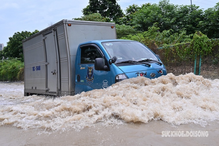 Không ít phương tiện cố nổ máy tăng ga để phóng qua đoạn ngập nhưng gần như đều chết máy giữa chừng.