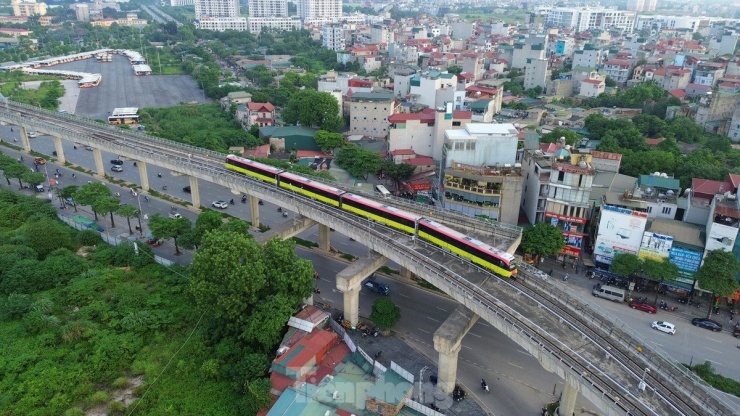 Tại phiên họp thứ hai của Tổ công tác giúp việc Ban chỉ đạo triển khai các dự án đường sắt đô thị Hà Nội và TPHCM hôm 17/7, Phó Chủ tịch UBND TP Hà Nội Dương Đức Tuấn cho biết, tuyến Metro Nhổn - ga Hà Nội đã hoàn thành thẩm duyệt phòng cháy chữa cháy, đào tạo nhân sự và dự kiến đưa vào sử dụng đoạn trên cao vào cuối tháng 7.