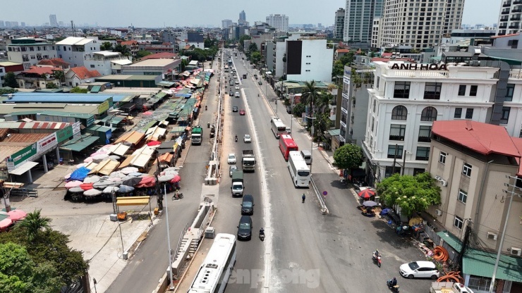 Vượt qua nhiều khó khăn về dịch bệnh COVID-19, giá nguyên vật liệu, thời tiết... đến nay toàn tuyến đã hoàn thành trên 90% tiến độ.