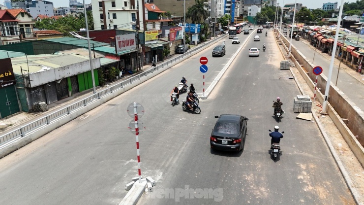 Càng về cuối tháng 7, không khí lao động tại dự án đang vô cùng khẩn trương. Công trường gần như không có ngày im tiếng máy. Các kỹ sư, công nhân đều quyết tâm cao, sớm hoàn thành các hạng mục dự án.