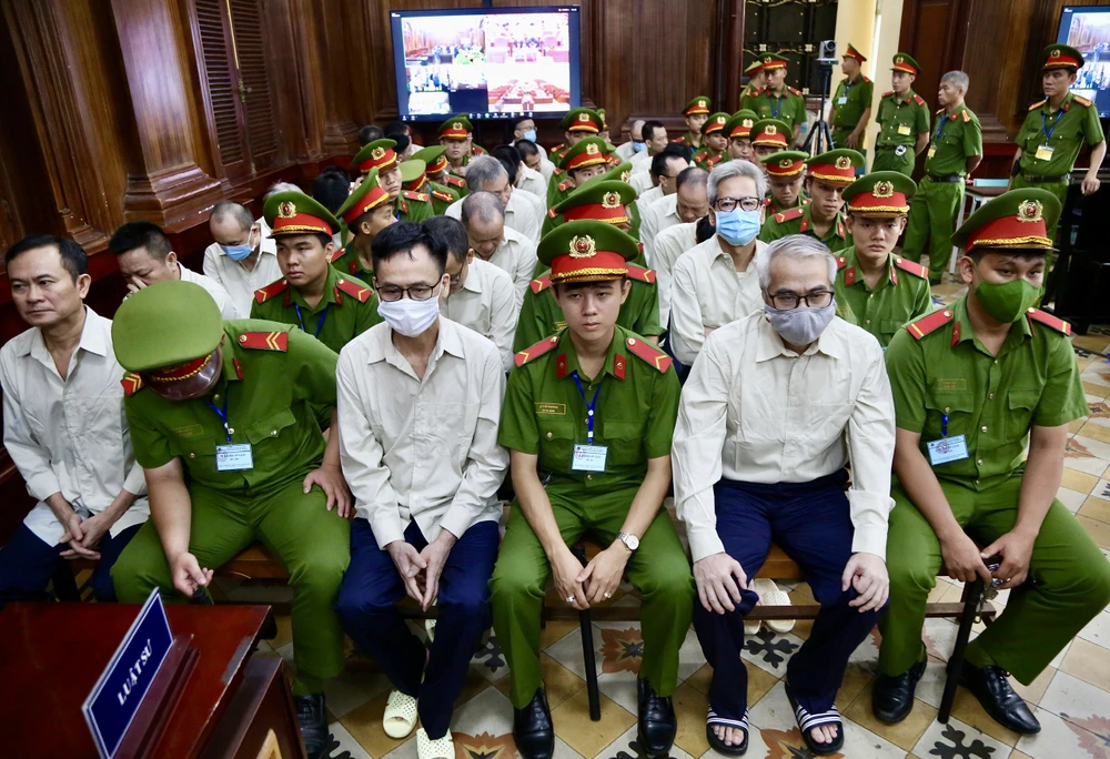 Các bị cáo trong đại án đăng kiểm tại tòa. Ảnh: HOÀNG GIANG