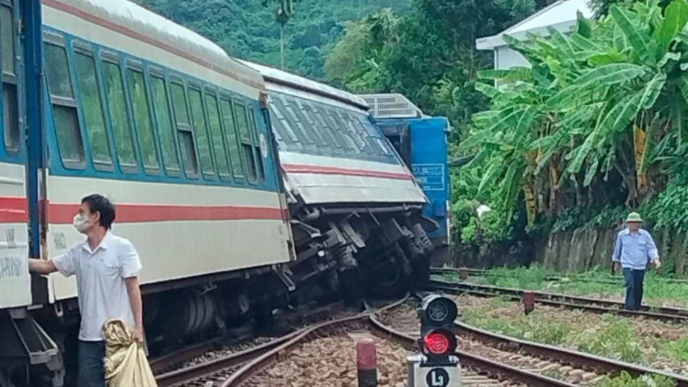 Toa tàu bị lật nghiêng khi rời ga Lăng Cô. Ảnh: BT