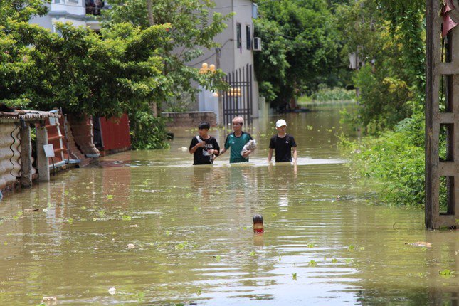 Thôn Tiến Tiên (xã Tân Tiến, huyện Chương Mỹ) bị ngập sâu trong nước.