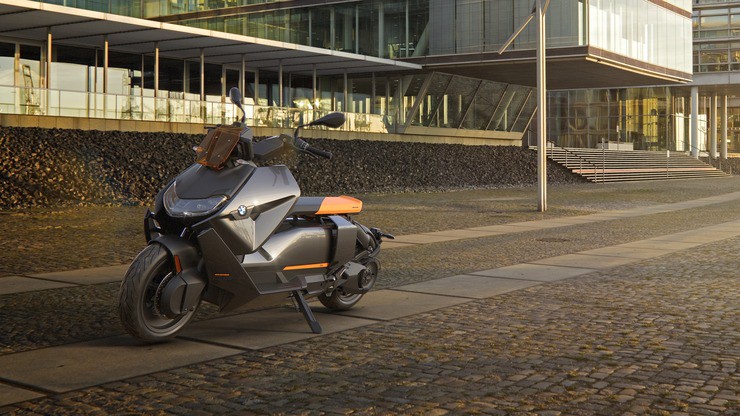 BMW CE04 ngoại hình như một chiếc maxi-scooter nhưng chạy điện thay vì xăng. Ngôn ngữ thiết kế là một điểm nhấn khác biệt so với hầu hết các mẫu scooter thương mại trên thị trường.&nbsp;
