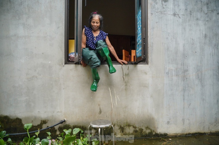 Làng thành 'ốc đảo', người dân nấu cơm trên biển nước - 6