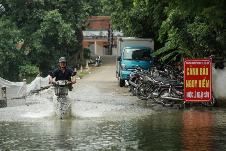 Làng thành 'ốc đảo', người dân nấu cơm trên biển nước - 17