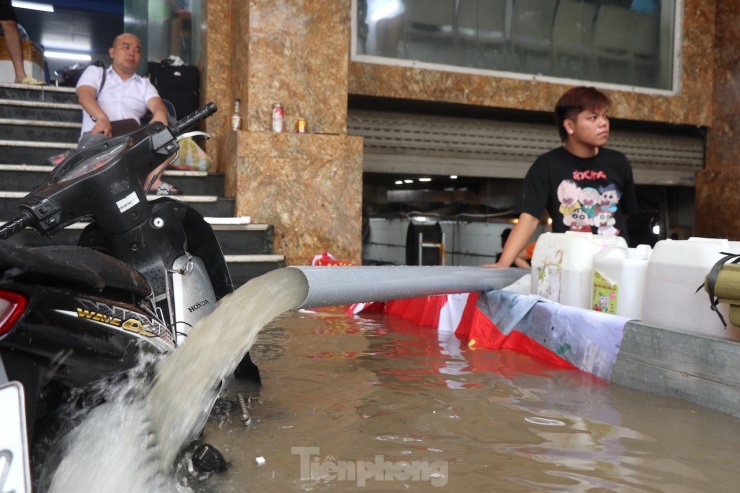 Những ngày mưa, nước mưa đều đổ dồn không tiêu thoát kịp nên xảy ra ngập úng nghiêm trọng. Những căn biệt thự có người ở liên tục phải chống ngập khi có mưa bão.