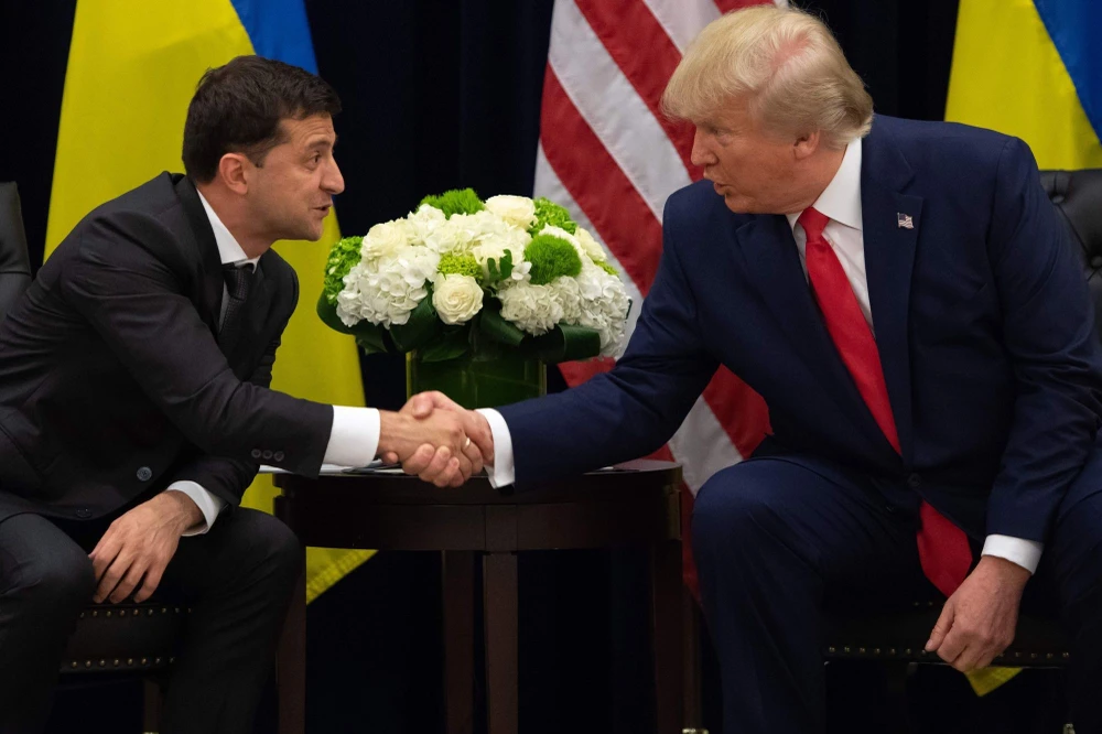 Ông Donald Trump (phải) - khi đó là tổng thống Mỹ tiếp Tổng thống Ukraine Volodymyr Zelensky hồi năm 2019. Ảnh: REUTERS