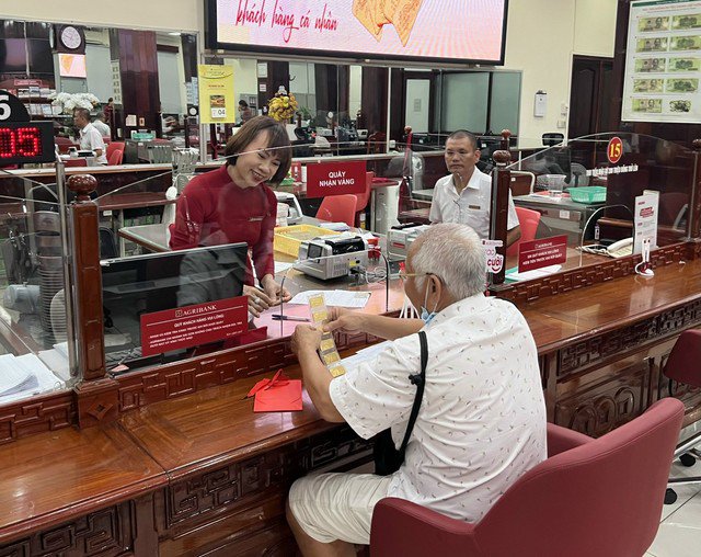 Các ngân hàng cho biết việc đăng ký và giao dịch vàng miếng SJC tại ngân hàng hiện đã đi vào nề nếp, góp phần trong ổn định thị trường vàng, thu hẹp chênh lệch giá vàng trong nước và thế giới...