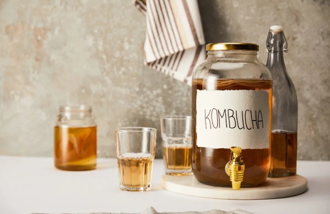 Uống kombucha thay cho các thức uống chứa đường, nhiều calo giúp giảm cân hiệu quả.