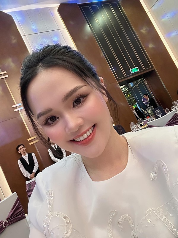 Thường ngày cô nàng makeup khá đơn giản, vì da vốn đã mịn màng nên chỉ cần đánh thêm lớp cushion nhẹ để da căng bóng hơn, che phủ bớt những khuyết điểm nhỏ.