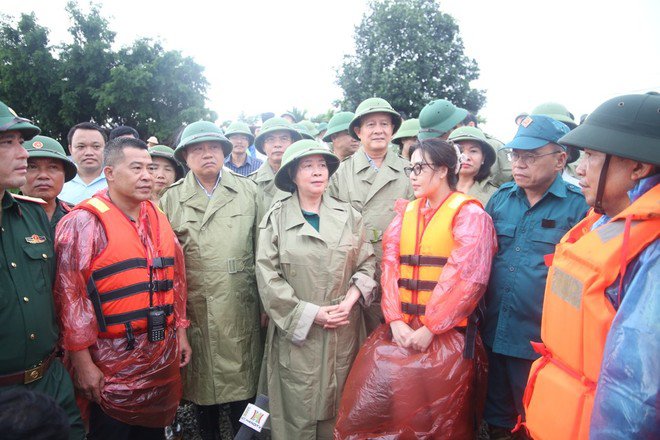 Bí thư Thành ủy và lãnh đạo thành phố động viên lực lượng làm nhiệm vụ tại xã Cấn Hữu (huyện Quốc Oai).