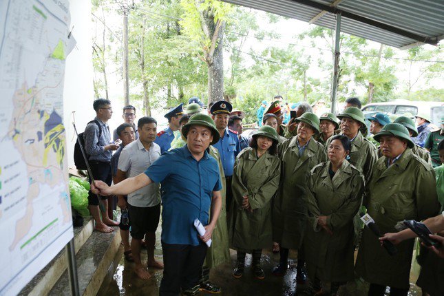 Bí thư Thành uỷ Hà Nội Bùi Thị Minh Hoài cùng lãnh đạo thành phố kiểm tra ở Chương Mỹ