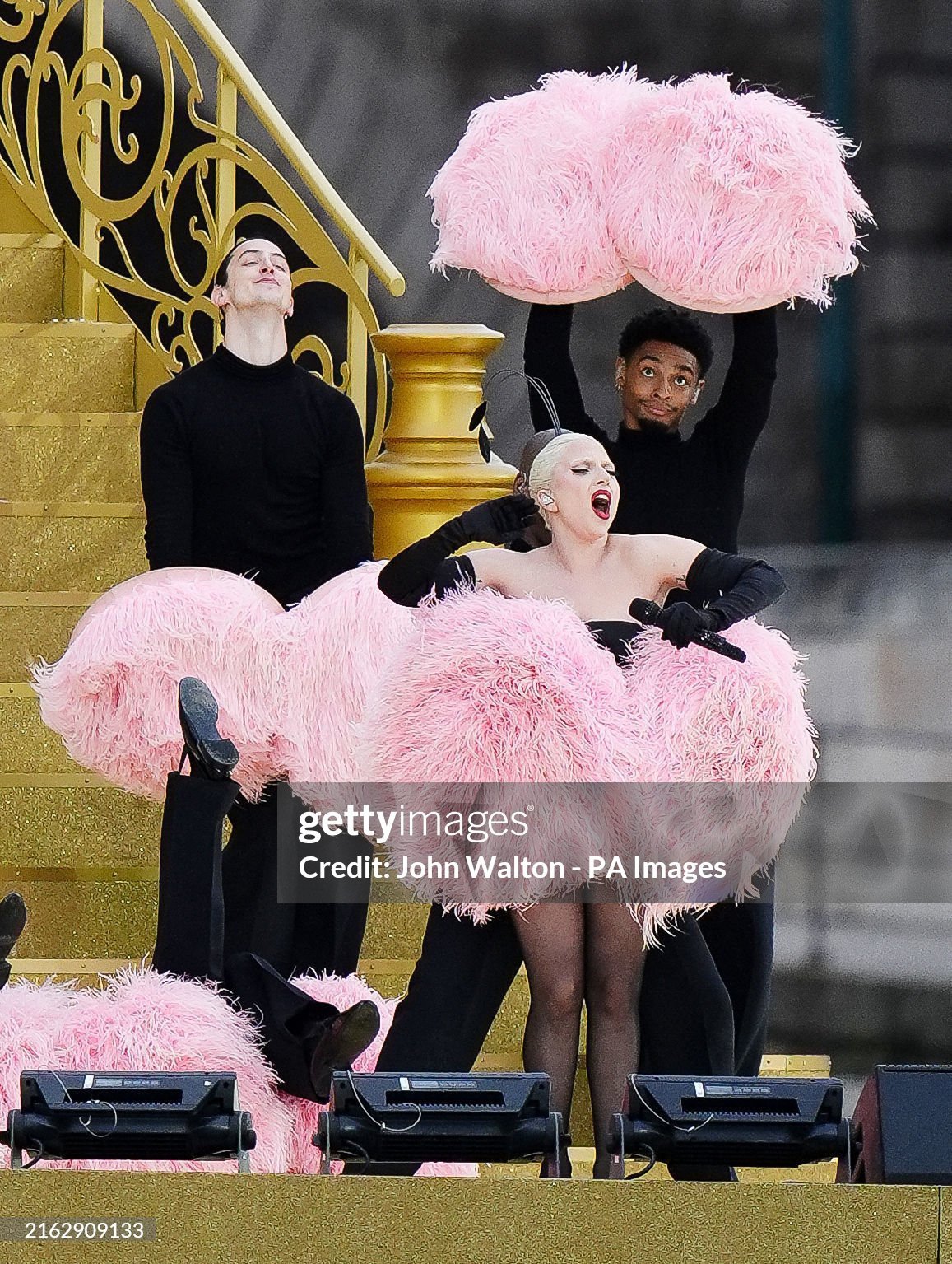 Sân khấu mở màn Olympic Paris 2024 của Lady Gaga trở thành tâm điểm bàn tán - 2