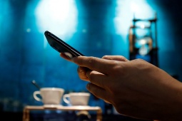 Cảnh báo khẩn cấp cho thói quen sử dụng điện thoại trên giường 5 Loạt video vạch trần 3 hiểu lầm phổ biến về smartphone