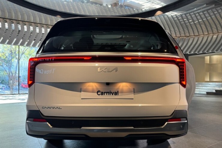 KIA Carnival 2024 bất ngờ xuất hiện tại trung tâm kiểm định khí thải ở Hà Nội - 3