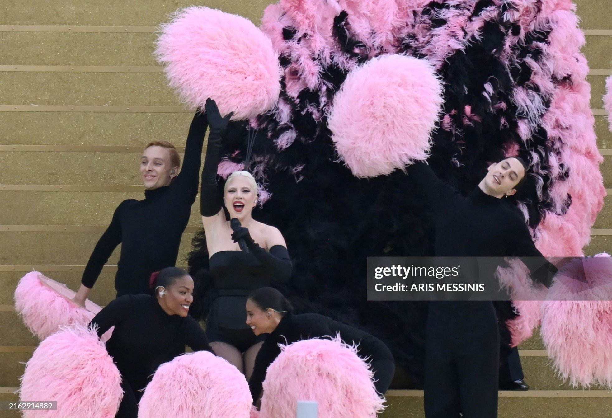 Sân khấu mở màn Olympic Paris 2024 của Lady Gaga trở thành tâm điểm bàn tán - 4