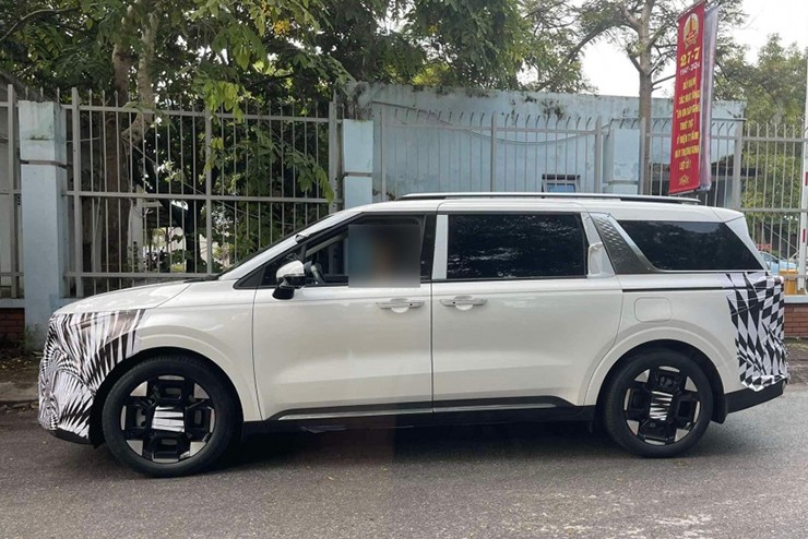 KIA Carnival 2024 bất ngờ xuất hiện tại trung tâm kiểm định khí thải ở Hà Nội - 1