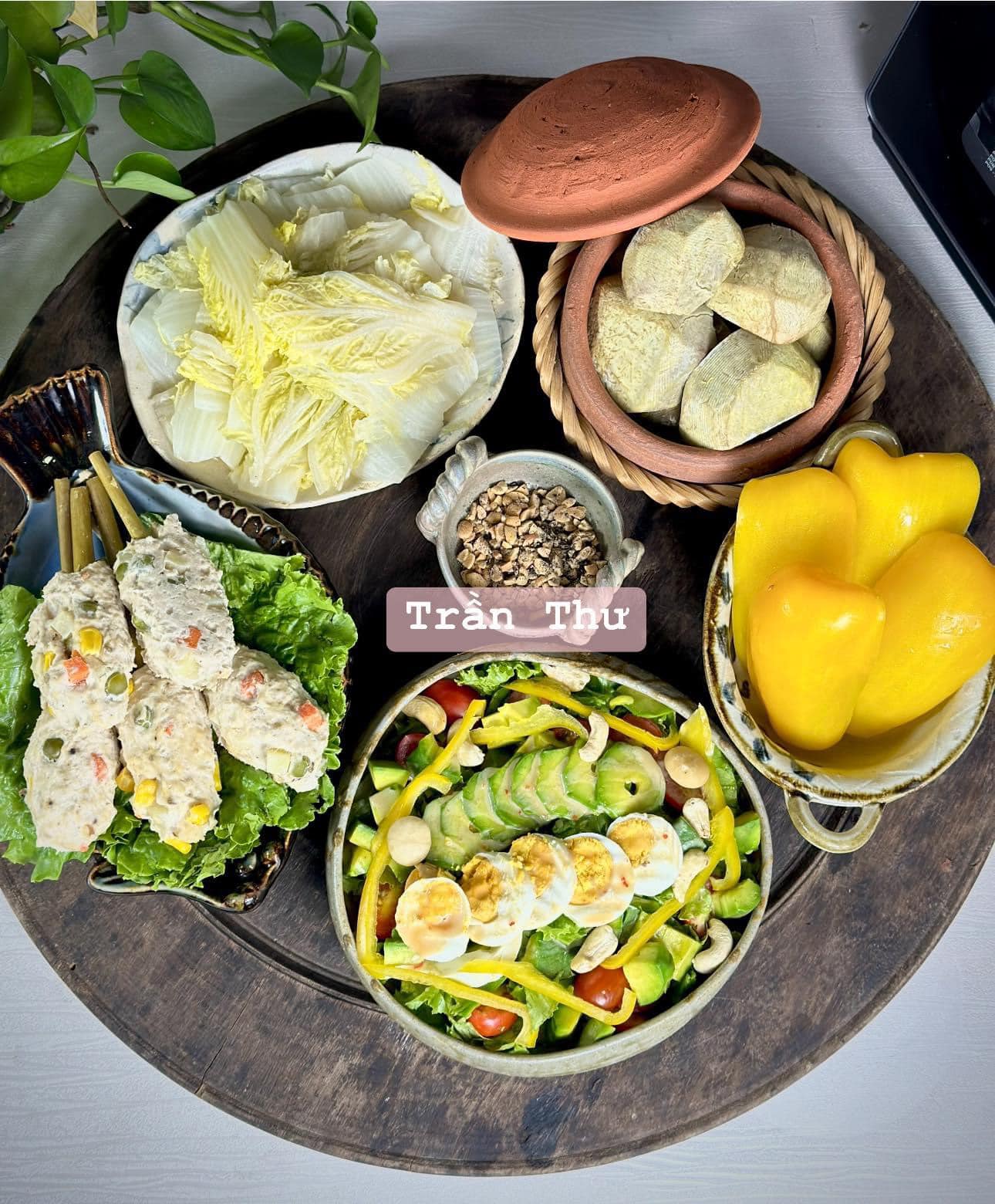 Salad bơ trứng - Chả chìa ức gà - Cải thảo luộc - Khoai sọ hấp -&nbsp;Ớt chuông