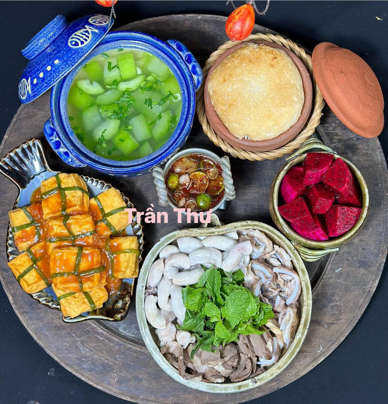 Đậu kênh sốt cà chua - Tim, tràng luộc - Thanh long đỏ&nbsp;- Bí xanh nấu canh