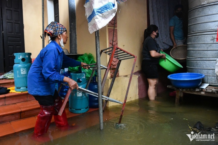 Sống thấp thỏm trong màn đêm đen kịt ở &#39;rốn lũ&#39; Hà Nội - 4