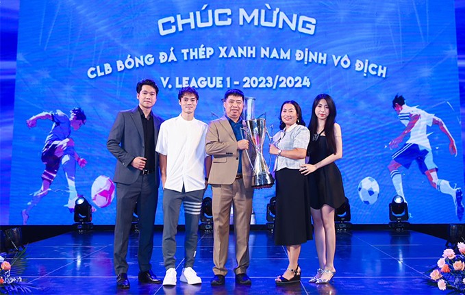 Trước đó, Nguyễn Nụ cùng bố mẹ đến Nam Định dự tiệc chúc mừng anh trai Văn Toàn vô địch V-League 2023-2024. Tiền đạo người Hải Dương góp công vào thành tích này của đội bóng thành Nam với 5 bàn thắng. Nhờ phong độ ấn tượng, Văn Toàn cũng được bầu chọn vào đội hình tiêu biểu của giải.