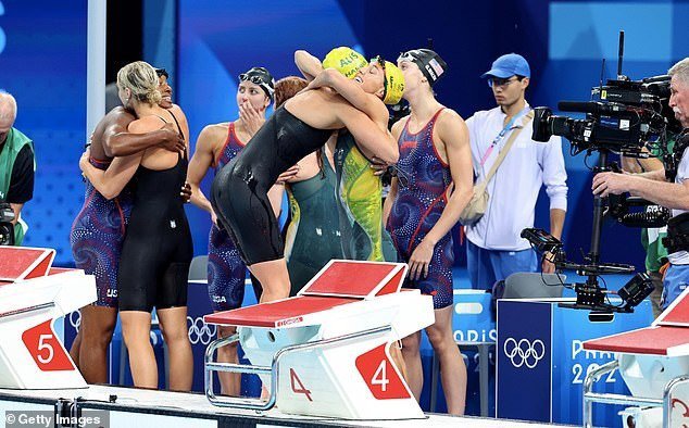 Emma McKeon, Shayna Jack, Mollie O'Callaghan và Meg Harris ăn mừng tại Paris. Ảnh: Getty Images.