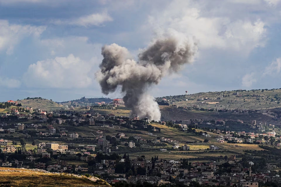 Khói bốc lên tại biên giới Lebanon - Israel sau các cuộc giao tranh xuyên biên giới giữa Israel và Hezbollah hồi tháng 5. Ảnh: REUTERS